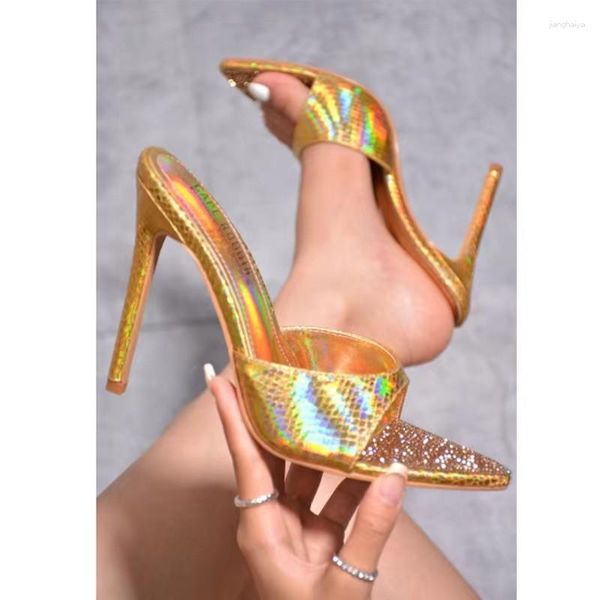 Zapatillas Gold Rhinestone Color Stiletto Punta puntiaguda Mulas de cuero abiertas 2023 Tendencia de verano Sexy Fiesta en la playa al aire libre Tacones altos