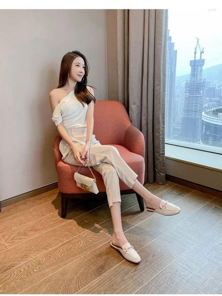 Slippers Half Women's Summer Fashion Outwear 2024 Flat Bottom Hong Kong Style pas de talons Lazy Net Red Sandales