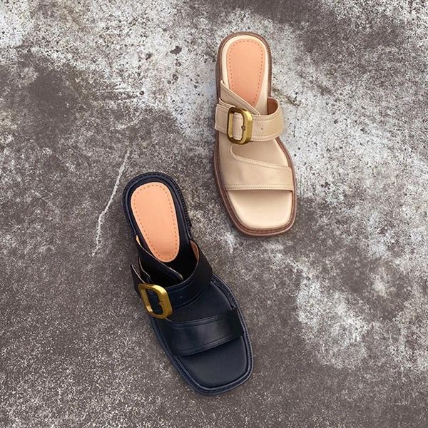 Slippers Heihaian 2024 Summer Vintage Style Hong Kong Open Toe Toon épais chaussures avec une boucle de ceinture de pantoufle décorée
