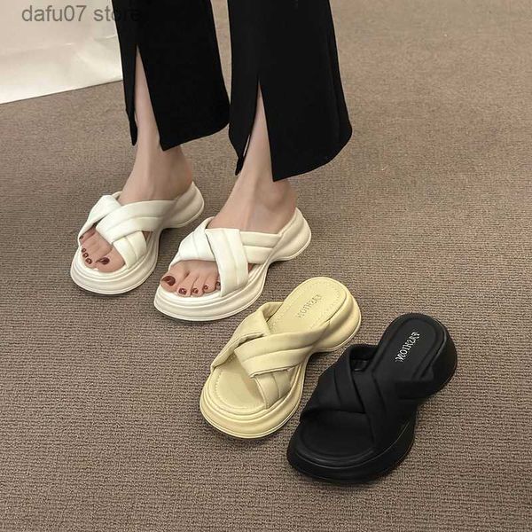 Zapatillas de altura alta de la suela gruesa para la ropa exterior para mujeres 2024 verano nuevo altura creciente zapatos de moda versión coreana de bosque de esponja flip h240410