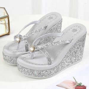 Pantoufles Chaussures à talons hauts Lady House Plate-forme Tongs en caoutchouc Diapositives sur un pantoufles compensées Femmes Hawaiian Glitter 2024 Bling TPR