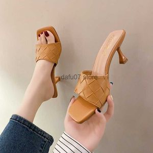 Pantoufles Chaussures à talons hauts avec des sandales de niche de sens de conception 2022 Nouveau style de printemps Talons minces Déesse Internet Femmes célèbres SingleH240306