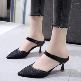 Slippers High Talons Baotou Middle Talon Sandales en mailles respirantes 2024 Fashion Polyvyled Oned One Vacation Chaussures décontractées pour femmes