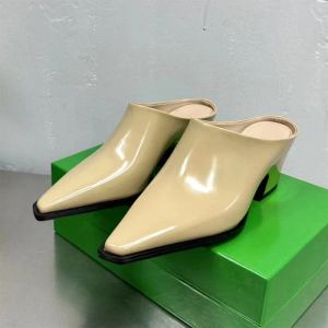 Slippers High Heels Femmes Chaussures de piste en cuir Femme Pointed Toe Slides Novel Hoof