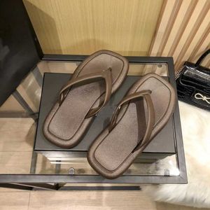 Zapatillas versión alta en espiga pares de suelas gruesas antideslizantes con botón en C pies de clip y zapatos de playa fuera T2302112