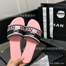 Slippers Hoge versie Xiaoxiangfeng geborduurd voor vrouwen in de zomer van sprookje veelzijdige externe slijtage, platte bodem, niet -slip, één woordslipper