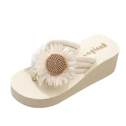 Slippers in damesschoenen die worden aangeboden met dikke bodem wig hiel vaste kleur bloemen lichtgewicht strandstijl