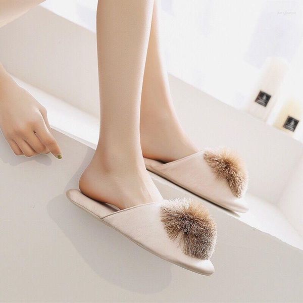 Pantoufles d'intérieur pour femmes, chaussures de soutien respirantes à la maison, mode loisirs printemps été, pompon boule de poils, tapis en Satin de soie