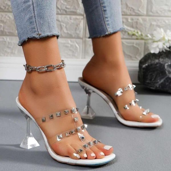 Zapatillas de gran tamaño moda para mujeres 2024 diseño de remaches toboganes transparentes simples damas blancas tacón alto chanclas m verano caliente con caja