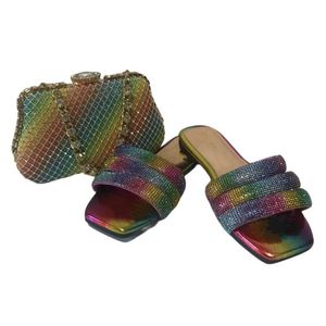 Slippers Nieuwste kleurrijke populaire sandalen Schoenen en tas Portemonnee Nigeriaanse strass handtas met schoenenset Gebruikt voor feestjes of woon-werkverkeer J240224