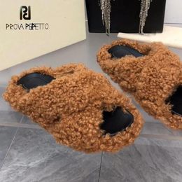 Slippers Leisure Slipper Chaussures pour les femmes de luxe pour femmes White Amazing Open Toe Corss STRAP 2024 Winter Furry Flip Flops Outdoor