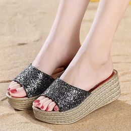 Slippers Lucifer Goud Zilver Pailletten Wiggen Voor Vrouwen 2023 Zomer Open Teen Platform Sandalen Dames Hoge Hakken H240328SFZF