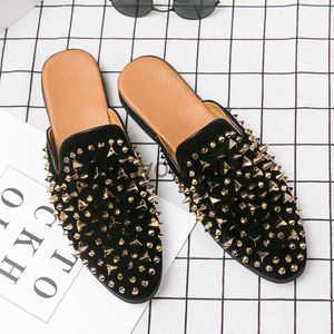 Slippers Luxe Italiaanse Platte Platte Slippers Heren Leren Sandalen Heren Zachte Zool Zomer Antislip Party Casual Slippers Spikes J240122