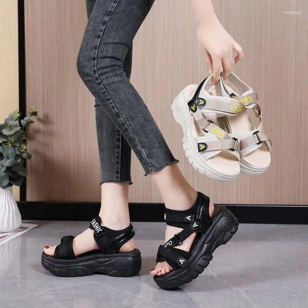 Slippers Luxury Sexy Femmes ouvertes Sandales sport Sandales Hollow Out Dames Outdoor Cool Platform Shoes Student Beach Summer