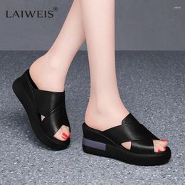 Slippers luxe wig hiel sandalen dames 2024 zomer mode muffin open-teen sprookjesstijl buiten slijtage dikke zolen schoenen vrouwen merk