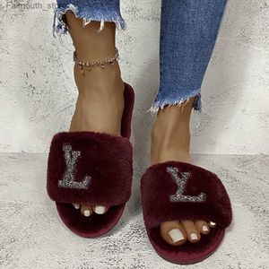 Pantoufles Luxurys Strass Diamant Fourrure Pantoufles Femmes Paseo Paris Designer Furry Flat Mule Diapositives Mode Dames Plate-forme moelleuse Q230909