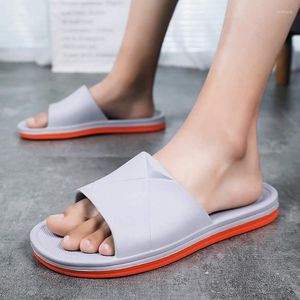 Slippers man huis winter lage prijs zomer rubber slippers ontwerper luxe 2023 merk mannen schoenen lederen gym sneakers tennis