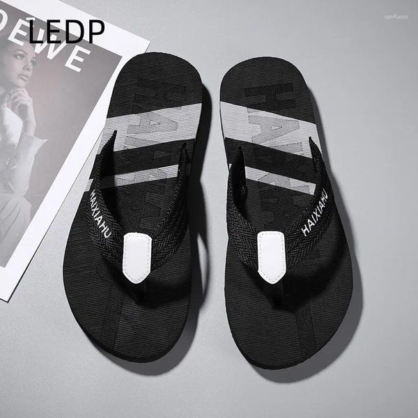 Slippers Men's Flip Flops Summer Sandales plates décontractées Sandales Légères tressées Légères chaussures respirantes en 2024 Produits