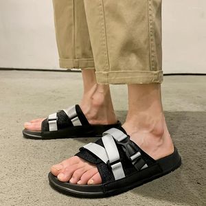 Slippers Men's Plateforme Slip le 2024 Summer Outdoor Beach Shoes Fashion Toe Toe Tobes pour hommes Sandales sportives décontractées
