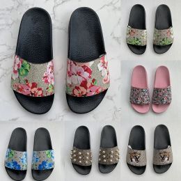 Slippers mannen dames slippers ontwerper rubberglaasjes sandaal plat bloeiers aardbeien tijger bijen groen rood wit web mode schoenen strand flip flip flip