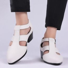 Slippers Mens Sandals Nouveau cuir creux Hollow Heels Chaussures Lovers STRAP CLOSE POINDED TOE PLIPPERS ROME SAMME SANDALIAS POUR FEMMES