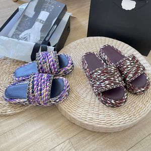 Pantoufles marques de cordon multicolore des glissades de sandale entrelacées