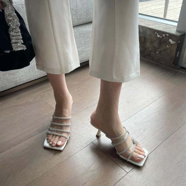 Zapatillas Band estrecha cadena de diamantes de imitación de verano en los toboganes delgados tacones altos delgados blancos negros rosa de color rosa superficial en el vestido de moda