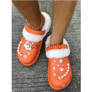 Slippers New Designer Luxury Femmes Sandales Platform Plategle With Charms Pearl Big Chain Slides Chaussures avec trou du peluche pour les femmes pantoufles J230818