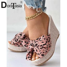 Hausschuhe Neue Dropshipping Damen Sommer Plattform Dias Mode Mischfarben Bogen Keile High Heels frauen Hausschuhe Casual Schuhe Frau Z0317