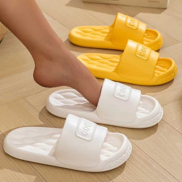 Slippers New Summer Unisexe Relief Design Slides Lithe Sandals Cyy Men Femmes Femmes Sof Soft Soor Sole Home Flip Flops H240509