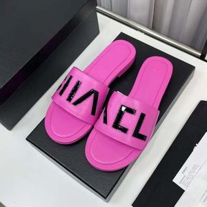 Slippers Nieuws strandplatform Lady Flat Dia's Color Block Alphabet Leather Buckle