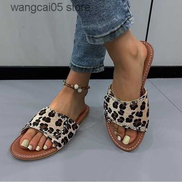 Pantoufles Tongs à une ligne pour femmes en 2024, nouvelle semelle plate à rivets imprimé léopard de grande taille pour femmes portant des sandales de plage T240220