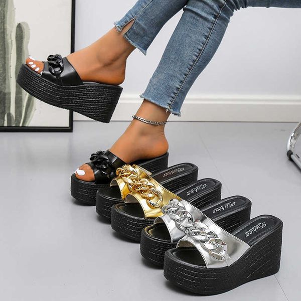 Zapatillas Zapatillas de tacón Poe para que las mujeres usen externamente 2024 Verano Nueva versión coreana Zapatilla de una línea con cadena de metal para mujeres con tacones de bizcocho y suela gruesa