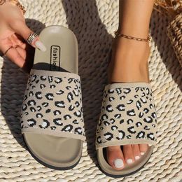 Pantoufles imprimées aléatoires pour femmes, chaussures de plage en maille tricotée, sandales plates à plateforme, tongs d'été 2024