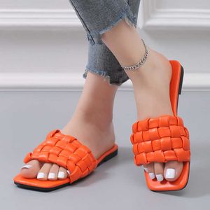 Pantoufles En Cuir PU Tressé Femmes Pantoufles D'été Bout Carré Plat Diapositives Chaussures Doux Plage Sandales Femme Orthopédique Tongs Plus La Taille G230328