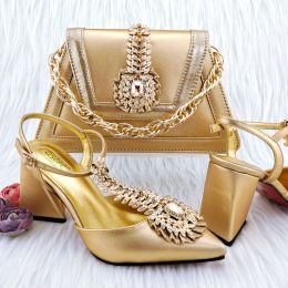 Slippers QSGFC 2023 nieuwste ins -stijl gouden kleur elegante hoge hakken nigeria populair ontwerp Afrikaanse dames schoenen en tassen set