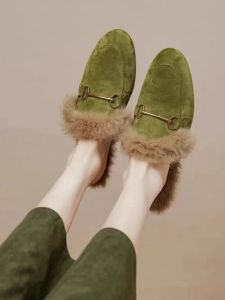 Slippers Rabbit Fur Slippers pour les femmes portent des chaussures Mueller en automne de nouvelles pantoufles paresseuses avec un fond plat.