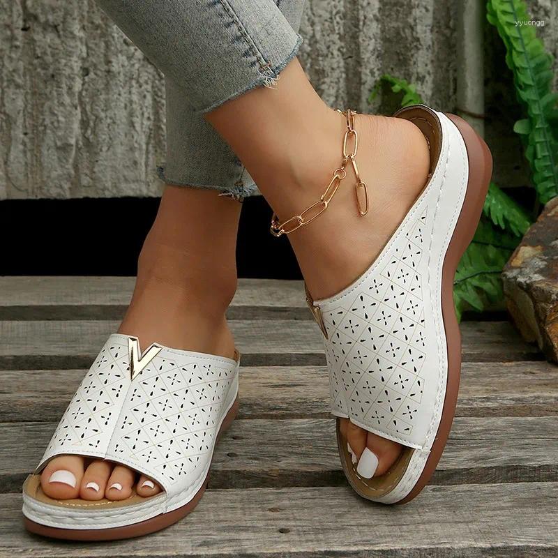 Тапочки Rimocy, летние женские туфли на платформе, модные сандалии на танкетке с металлическими украшениями, женские нескользящие пляжные шлепанцы, большие размеры