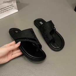 Sandales Sandales China-Chic Slippers pour les femmes à porter à l'été 2024 Nouveau petit parfum épais Soumed Anti-Skid Flip Flip Flip Enceinte et paresseux H240410