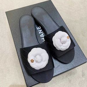 Sandales Sandales Designer Camellia Flower Femmes Sandalias Summer Lazy Chaussures Ladies Ins Low Talons Metal Camellia Floral Slides Mujer 2024 T221209 A12A3