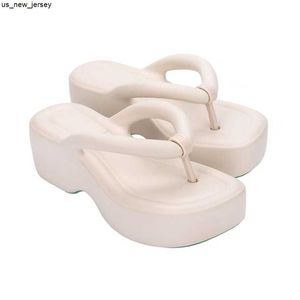 Pantoufles Sandales Melissa pantoufle à fond épais Femmes hommes pantoufles à semelle coulissante sont super doux et confortables Tongs Pantoufles Jelly Chaussures Mode Adulte J230525