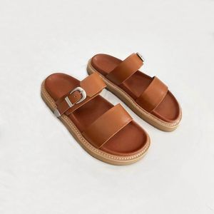 Slippers Sandalen Glides Die vrouwelijke modebanket Buiten Draag Flat Bottom Tourism Beach Word Leather Sandals 35-41