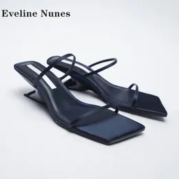 Slippers Satin Strange Style Shallow Slides Open Toe Brave avant Slip Slip sur les femmes Sandales Air Air Slingback Blue Casual 2024