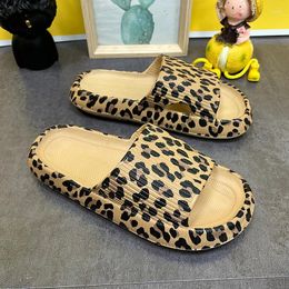 Pantoufles Vente Salle De Bain Été Imprimé Léopard Antidérapant Polyvalent Femmes Tongs À Bout Ouvert Chaussures D'extérieur