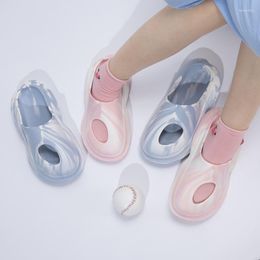 Pantoufles Vente Commerce Extérieur Couleur Contraste Hommes Et Femmes D'été À La Mode Flow Toe Wrap Sandales De Mode