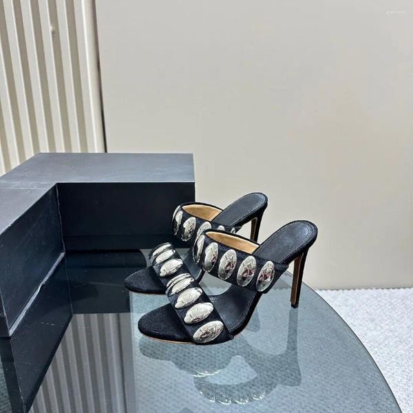 Zapatillas Tamaño 35-43 Est Zapatos de verano para mujeres Natural Kid Gamuza Tacones altos Decoración de metal Diapositivas Sandalias de diseñador