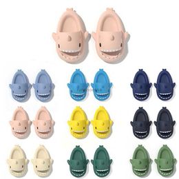 Slippers Slides Designer Men Kids Femmes Sandale Unisexe Place adulte Chaussures imperméables à l'extérieur baskets intérieures Slip-on Blue Fuchsia743