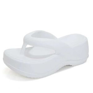 Slippers Slippers Babyplatform Flip-zomersandalen voor dames Mode Strandglijbaan EVA-zeep Badkamer H240326AY2H