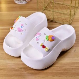 Pantoufles Pantoufles nouvelle plate-forme de mode Version coréenne augmenter les chaussures pour femmes coin dessin animé mignon tongs en plein air diapositives 2023 H2403260XHT