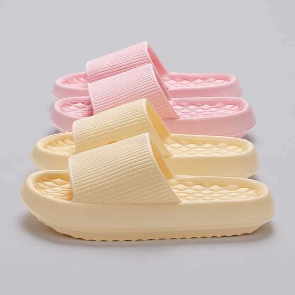 Zapatillas Zapatillas Nuevo deslizador de rejilla suave adecuado para mujeres 2024 Verano Haga clic en Sonido Suspensión Rod Nube Mujer EVA Ligt Anti Slip Flip Cover Tamaño 45 H240327